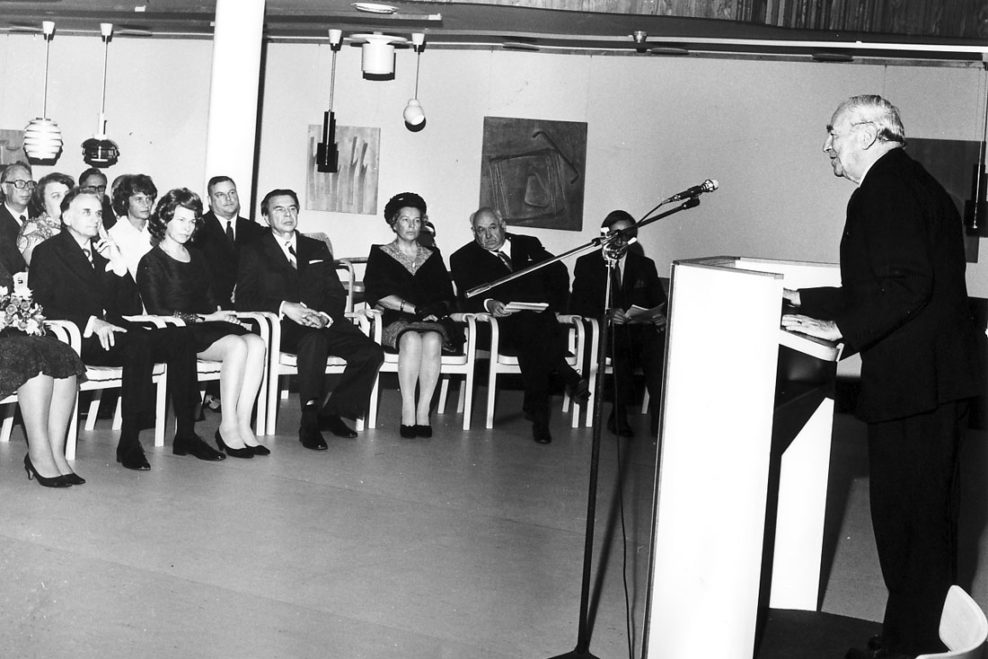 Alvar Aalto puhumassa Alvar Aalto -museon vihkiäistilaisuudessa Jyväskylässä 9.9.1973. Kuva © Alvar Aalto -säätiö.