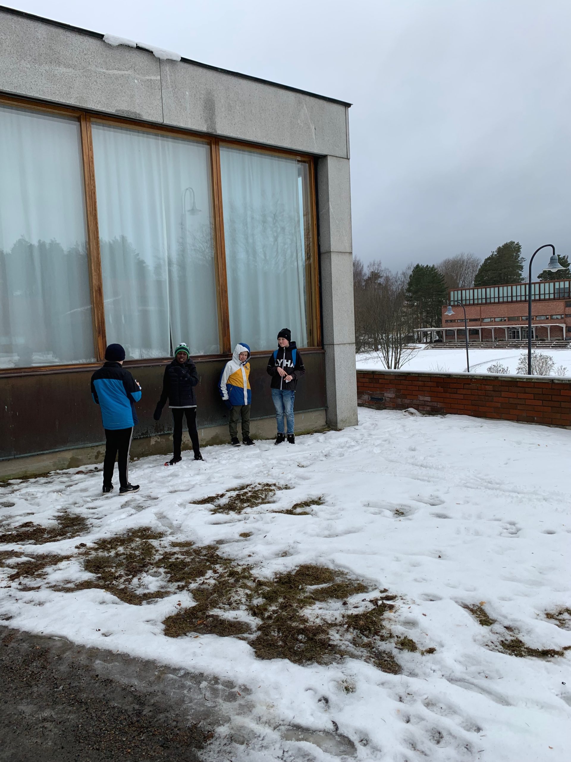 Oppilaita kuvaamassa Jyväskylän yliopiston rakennuksia työpajassa 5A-luokan kanssa keväällä 2020.