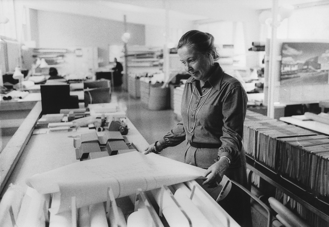 Elissa Aalto arkkitehtitoimiston piirustuksia tutkimassa 1970-luvulla. Valokuva Stig Bergström.