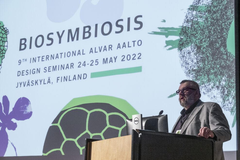 Alvar Aalto -säätiön toimitusjohtaja avasi Alvar Aalto Design Seminarin Jyväskylän yliopiston päärakennuksella 24.5.2022. Valokuva Maija Holma, Alvar Aalto -säätiö.