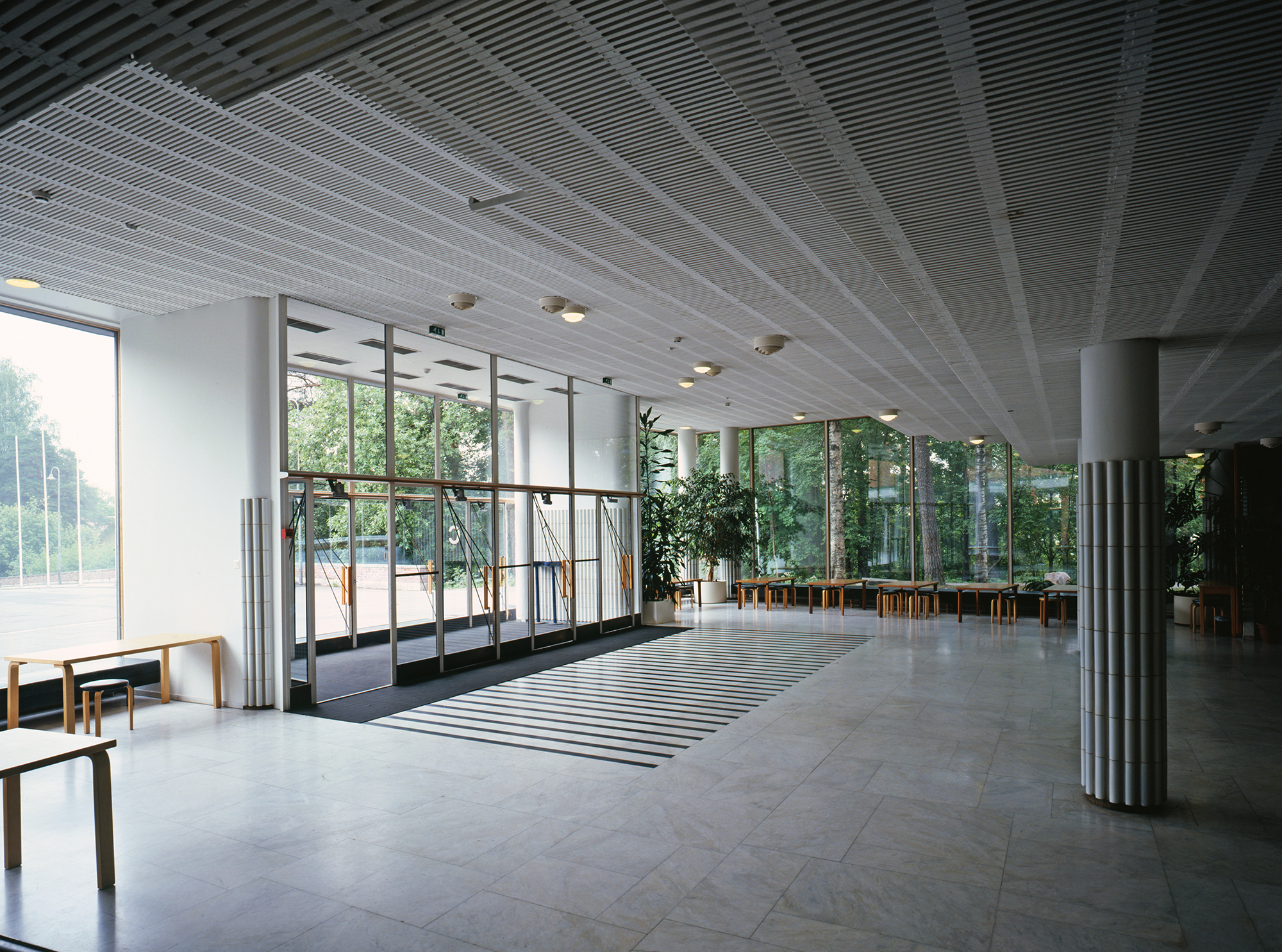 Kasvatusopillisen korkeakoulun (nyk. Jyväskylän yliopisto) päärakennuksen aula 1954-56. Valokuva Maija Holma, Alvar Aalto -museo. © Alvar Aalto -säätiö.