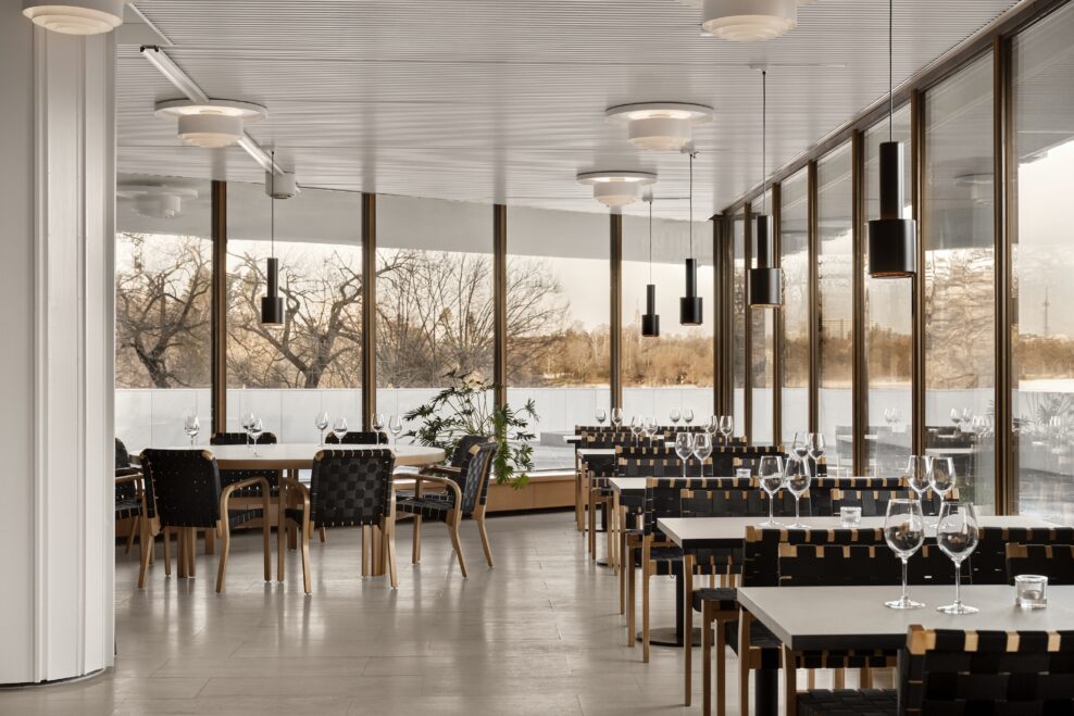 Sisätilakuva Finlandia-talon Café&Wine -kahvilasta.