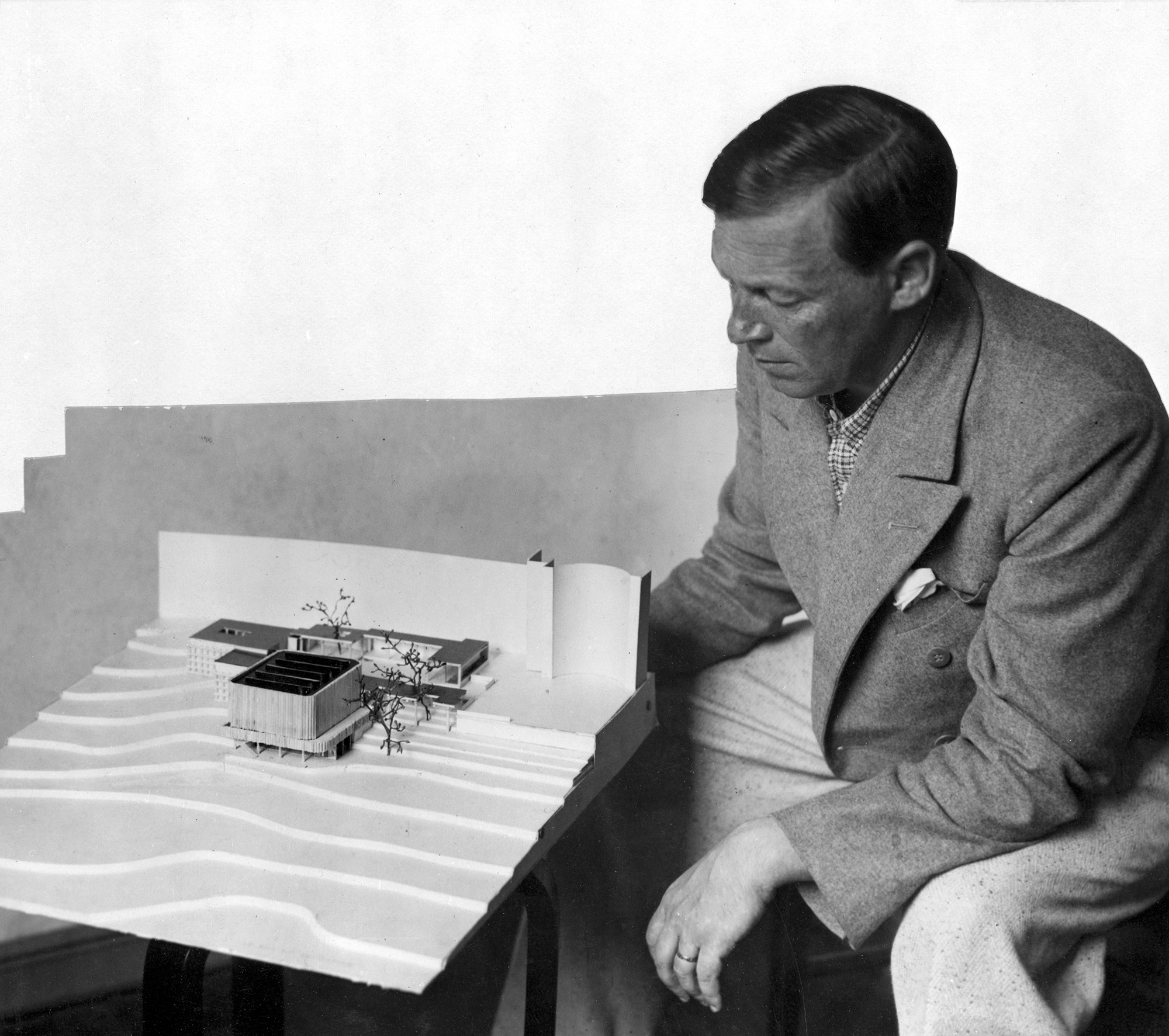 Alvar Aalto and a scale model of the Finnish pavilion at the World Exposition in Paris 1937. Photo © Alvar Aalto Foundation