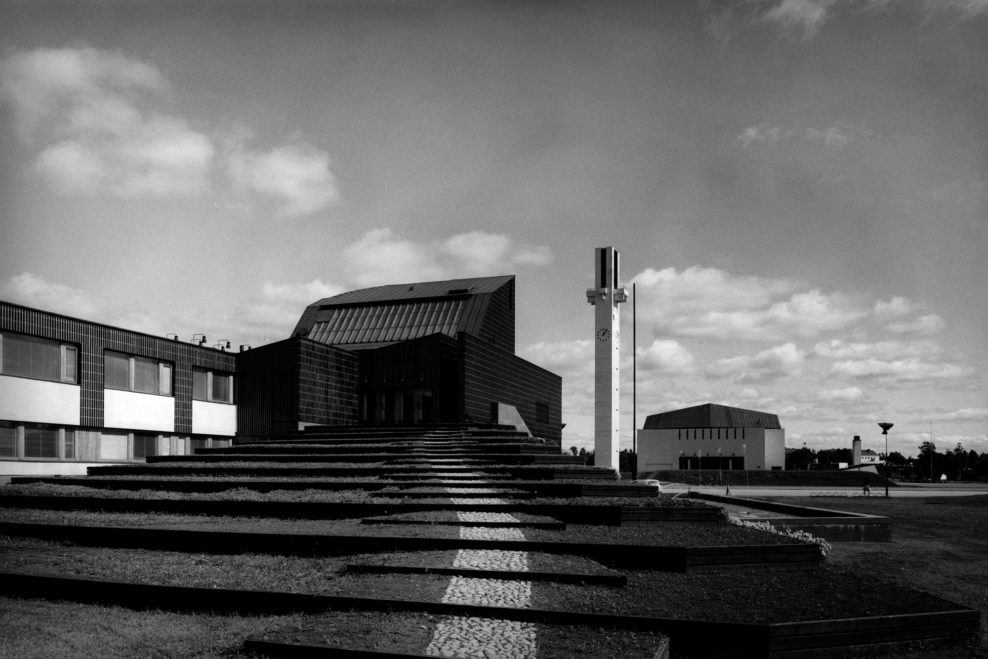 Seinäjoki Town Hall photographed with the Cross of the Plains Church visible in the background. Photo: Eva and Pertti Ingervo © Alvar Aalto Foundation.