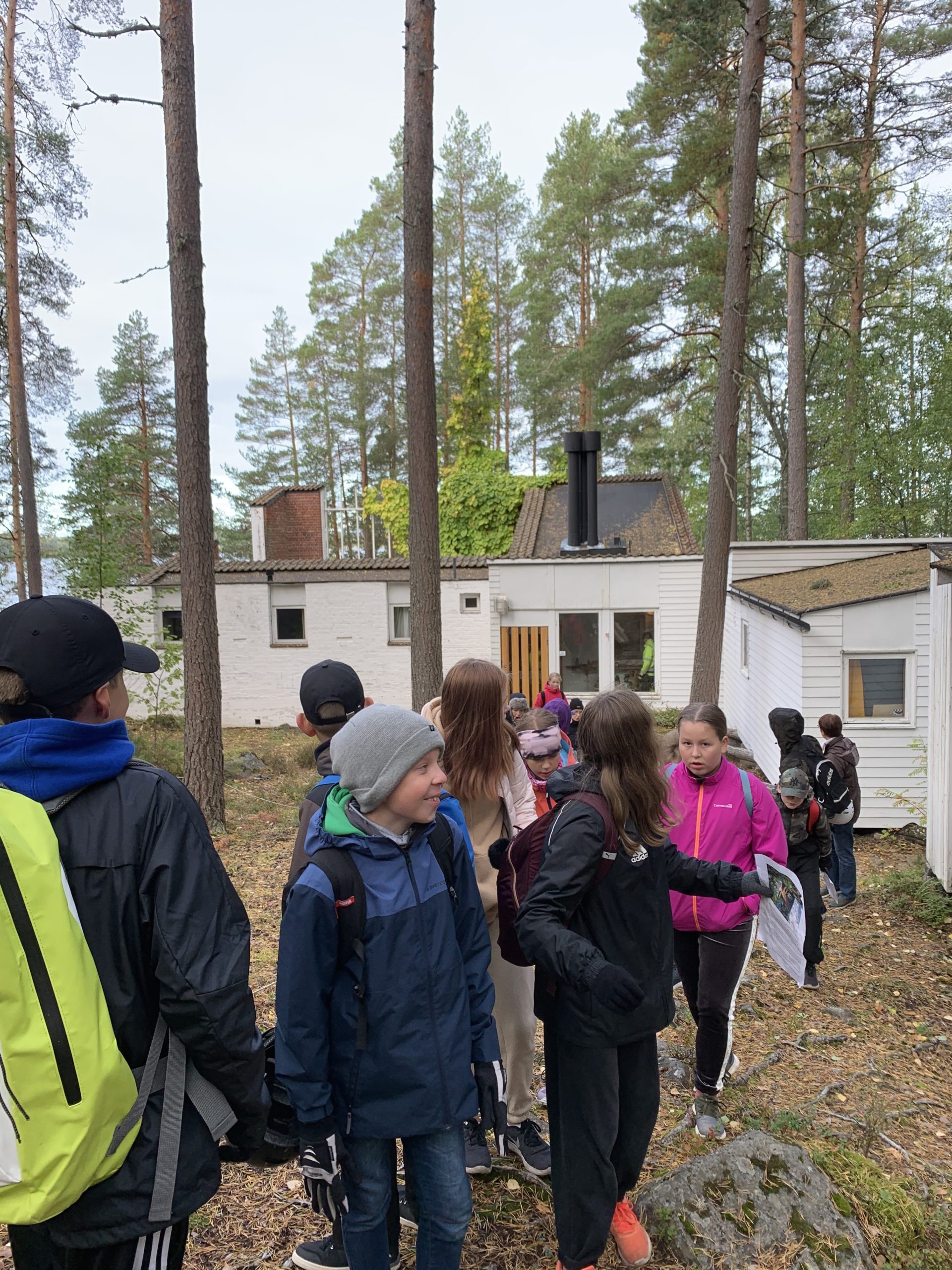 Vierailu Muuratsalon koetalolla syyskuussa 2020. Luokka tutustui Koetaloon sekä sisä- että ulkopuolelta, Aallon veneeseen ja tontilla olevaan saunaan.