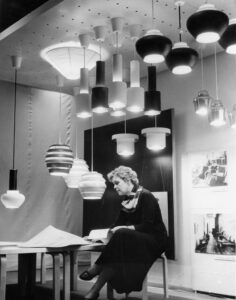 Maija Heikinheimo ja Artekin valaisimia. Kuva Hufvudstadsbladet 1955, Alvar Aalto -säätiö, Artek-kokoelma.