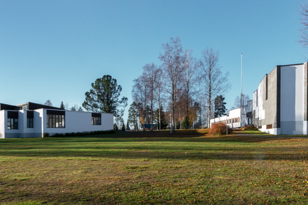 Alajärven kirjasto (1982–91) ja kaupungintalo (1967). Alajärvi Library and Town Hall, Finland. Photo Maija Holma © Alvar Aalto Foundation.