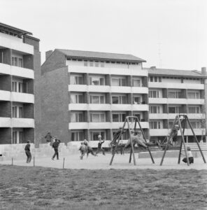 Puutalo Oy alkoi 1950-luvun puolivälissä valmistaa kerrostaloihin kevyitä ulkoseinäelementtejä. Varhaisia toteutuksia oli Alvar Aallon suunnittelema Kelakartano Helsingin Munkkiniemessä.Kuva: Teuvo Kanerva, Historian kuvakokoelma, Museovirasto 