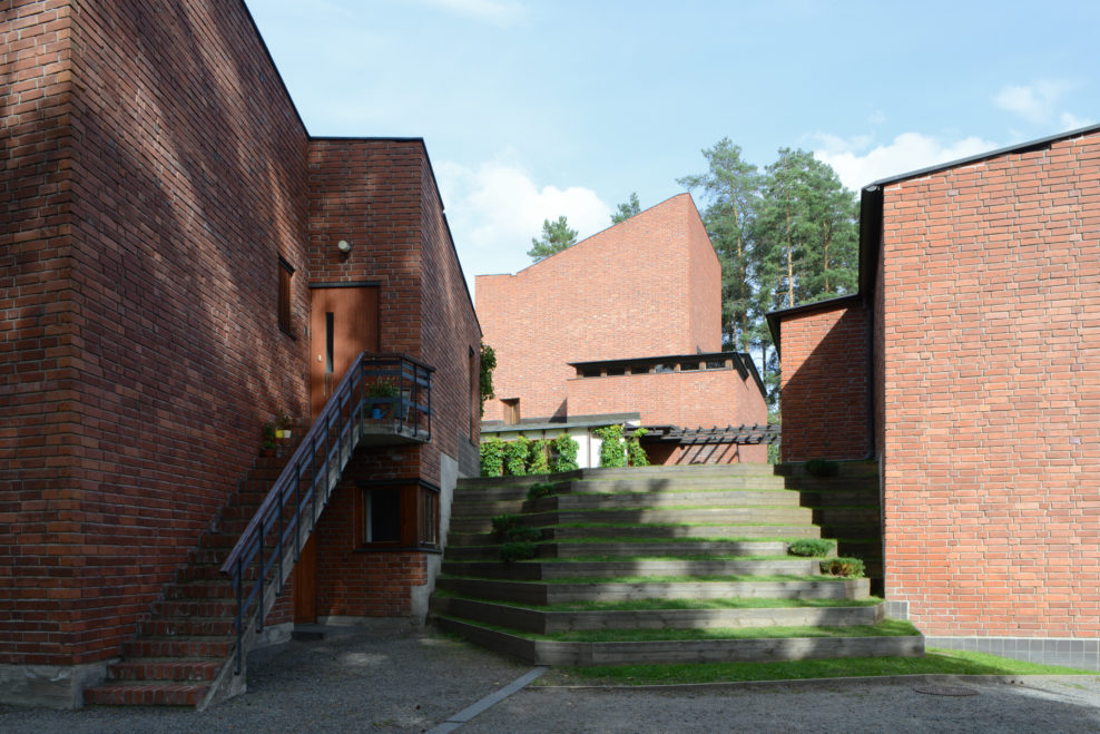 Säynätsalo Town Hall exterior photo with stairs on the foreground. Photo: Maija Holma @ Alvar Aalto Foundation.
