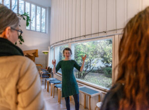 Opas esittelee Alvar Aallon ateljeelta yleisölle. Kuva: Maija Holma © Alvar Aalto -säätiö.