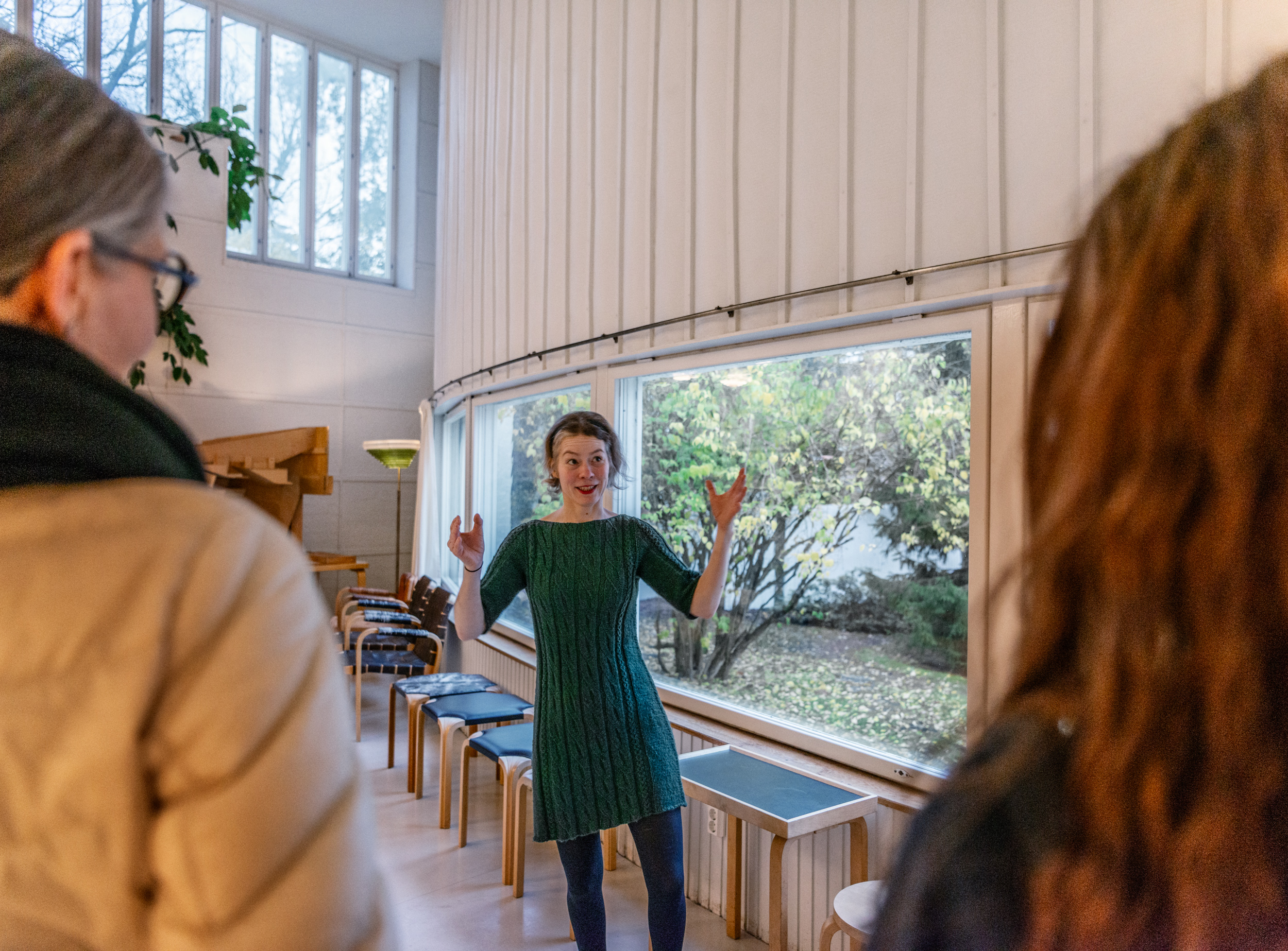 Opas esittelee Alvar Aallon ateljeelta yleisölle. Kuva: Maija Holma © Alvar Aalto -säätiö.
