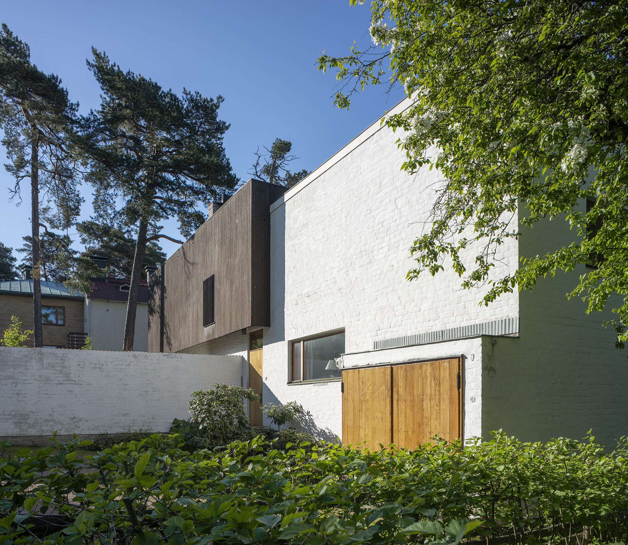 The Aalto House photographed from Riihitie street. Photo: Maija Holma © Alvar Aalto Foundation.