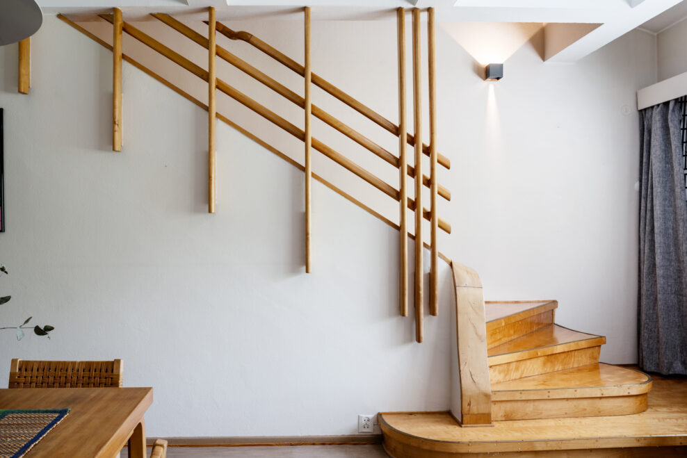 Työnjohtajien asuintalon Mäkelän sisätilan puiset portaat kuvattuna Sunilan tehtaan asuinalueella. Kuva: Maija Holma © Alvar Aalto -säätiö.