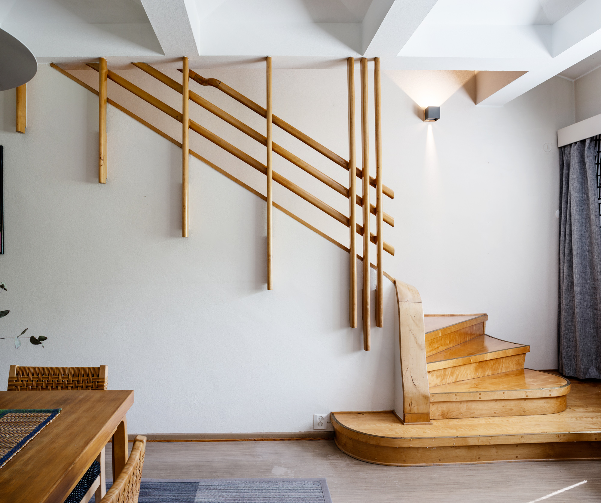 Työnjohtajien asuintalon Mäkelän sisätilan puiset portaat kuvattuna Sunilan tehtaan asuinalueella. Kuva: Maija Holma © Alvar Aalto -säätiö.