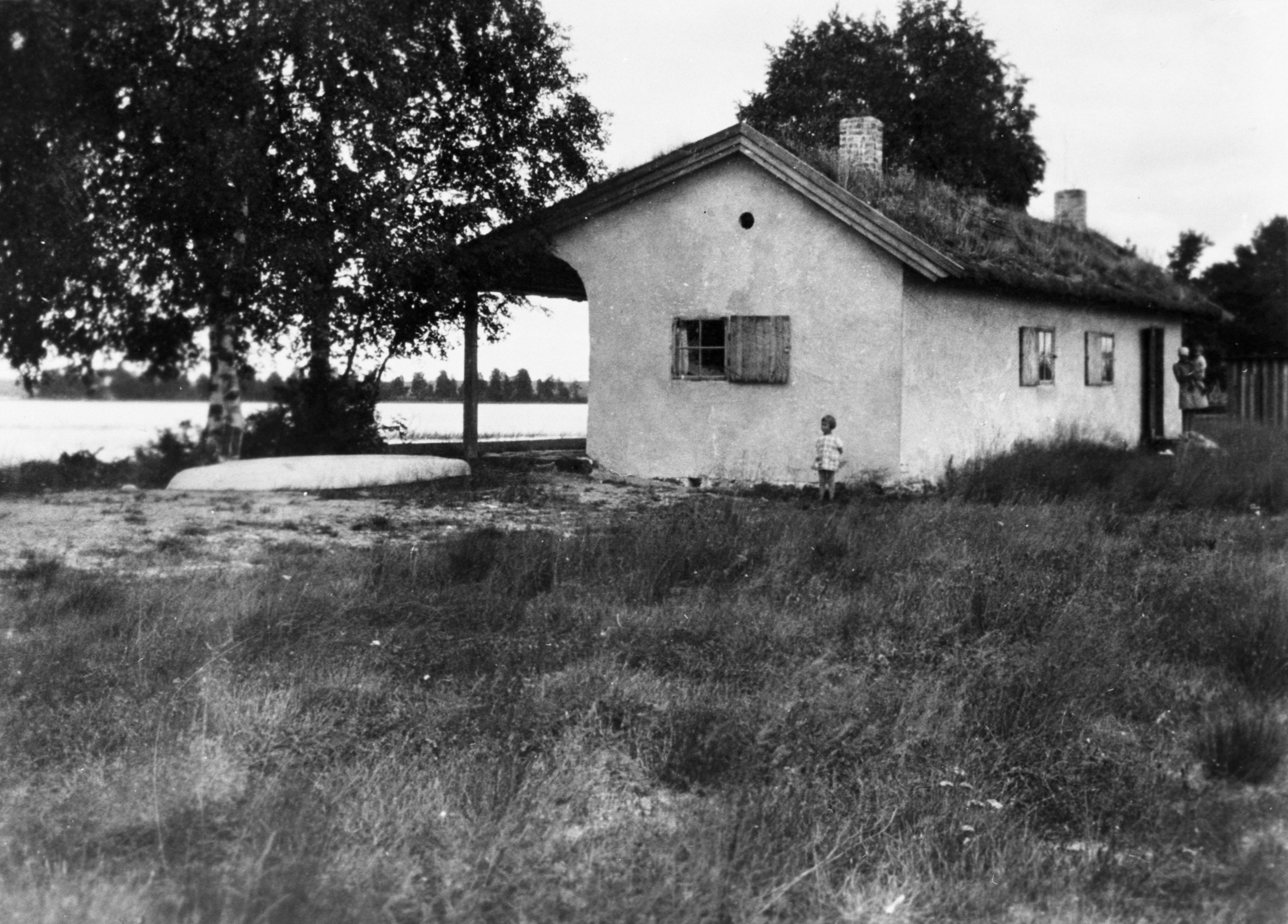 Villa Flora_ulkokuva_S 33-3 Villa Flora Alajärvellä on Aino Aallon vuonna 1926 omalle perheelle suunnittelema vaatimaton kesähuvila. Valok. Aino tai Alvar Aalto, Alvar Aalto -museo/Aallon perhe. Villa Flora in Alajärvi is an unpretentious summer villa, designed by Aino Aalto in 1926 for the family to use themselves. Photo Aino or Alvar Aalto, Alvar Aalto Museum / Aalto estate.