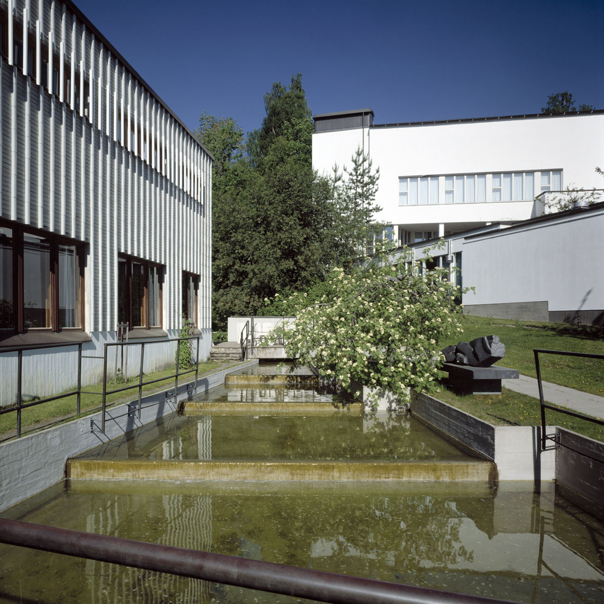 Alvar Aalto -museon ja Keski-Suomen museon välissä virtaa kesäisin puroallas. Valokuva Maija Holma / Alvar Aalto -museo