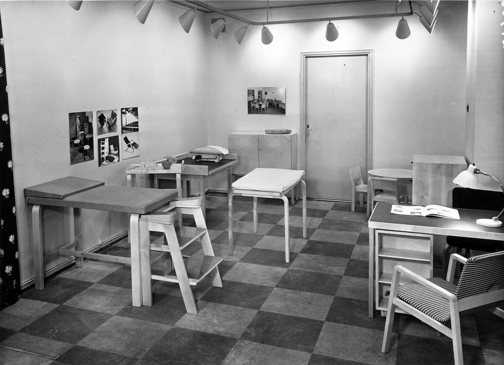 Äitiysneuvolan kalusteita. Artekin kuvakokoelma / Alvar Aalto -museo